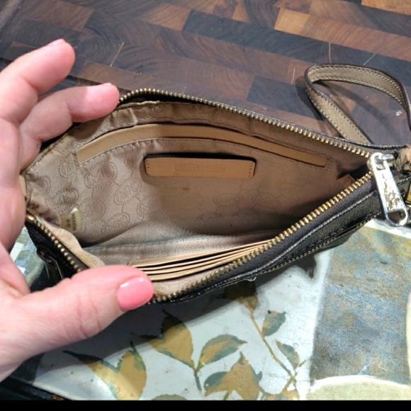 Micheal Kors Wristlet - Picture 9 of 12